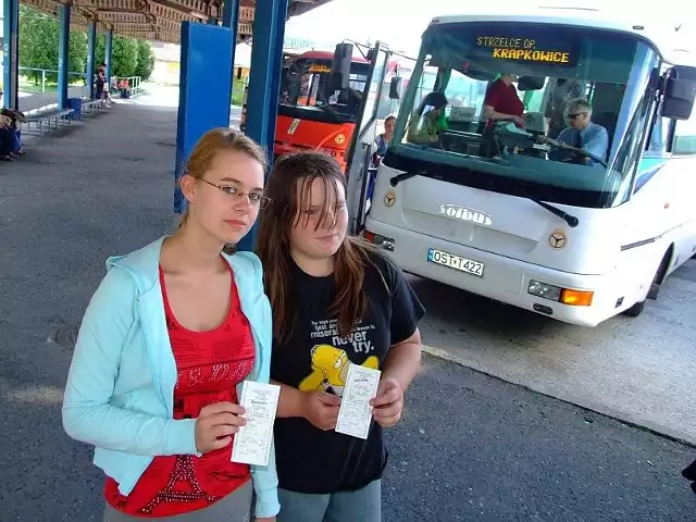Karolina Werner z Siedlca (z lewej) za szkolny bilet zapłaci więcej o 7 zł, Kasia Morawa z Kadłuba - o 5 zł.