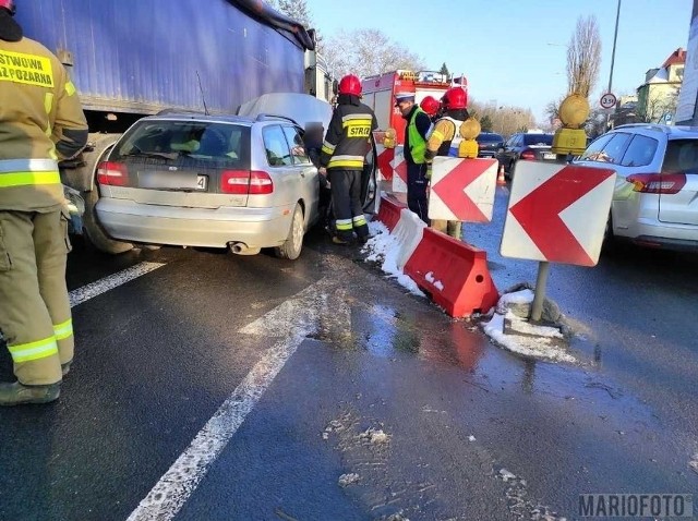 10 grudnia na ulicy Nysy Łużyckiej w Opolu zderzyły się samochód osobowy z ciężarówką. Na szczęście nikt nie odniósł obrażeń.