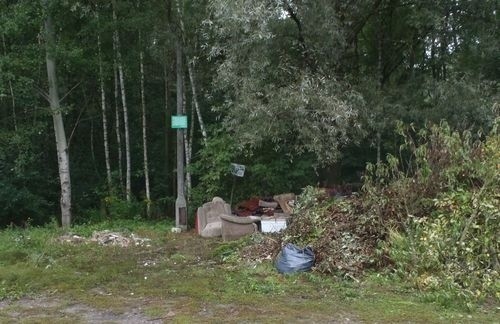 Odpady komunalne porzucone w rejonie ul. Wrzesińskiej