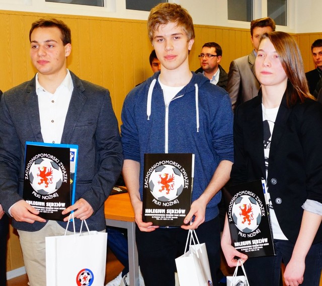 Troje uczestników kursu, którzy uzyskali podczas egzaminu najwyższą liczbę punktów, od lewej: Bartłomiej Berdzik, Arkadiusz Jachno oraz Wiktoria Natkańska.
