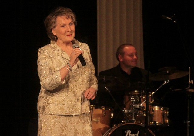Irena Santor, niekwestionowana pierwsza dama polskiej piosenki, dostarczyła słuchaczom wielu wzruszeń.