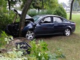 Groźnie wyglądający wypadek w Łodzi. Samochód wylądował na drzewie. Dwie osoby trafiły do szpitala 
