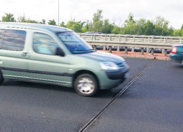 W miejscu szczeliny konstrukcyjnej drogowcy poprawią nawierzchnię. To miejsce, które wskazał Czytelnik.