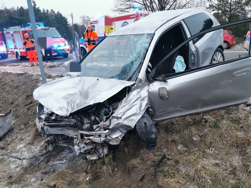 Wypadek w Pustych Łąkach na drodze krajowej nr 62. 8.01.2022. Zdjęcia