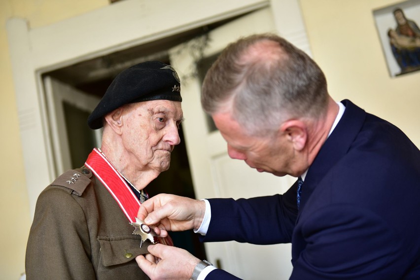 Andrzej Kostrzewski w wieku 17 lat wstąpił do Armii...