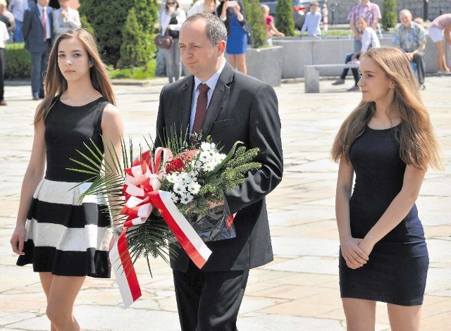 Wiązankę kwiatów pod pomnikiem Tadeusza Kościuszki złożyła również delegacja Zespołu Szkół w Proszowicach