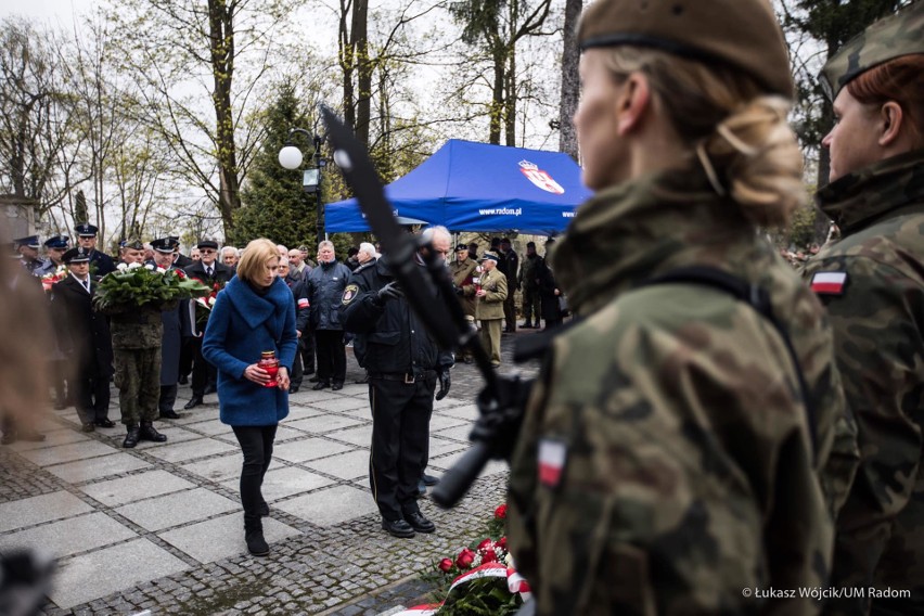 Uczcili pamięć pomordowanych w Katyniu. Urtoczystości pod pomnikiem na cmentarzu w Radomiu