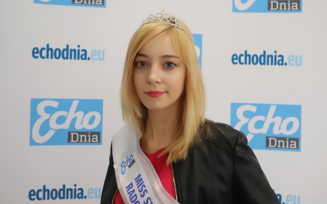 Łucja Mizera z X Liceum Ogólnokształcącego imienia Stanisława Konarskiego w Radomiu została laureatką naszego konkursu Miss Studniówki 2022. Zobacz kolejne zdjęcia z Łucją w roli głównej.