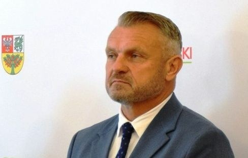 Dariusz Piątkowski ma 52 lata  – w przeszłości wicestarosta,...