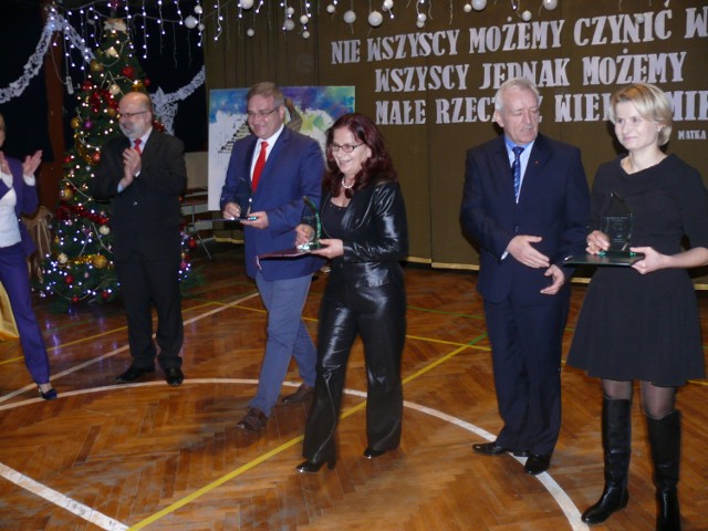 W trakcie imprezy w Wodzisławiu nagrodzono statuetkami „Serce na dłoni” osoby wspierające akcję.
