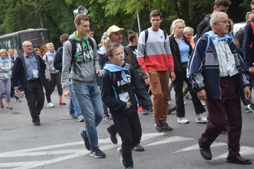 Zawierciańska Piesza Pielgrzymka idzie na Jasną Górę ZDJĘCIA