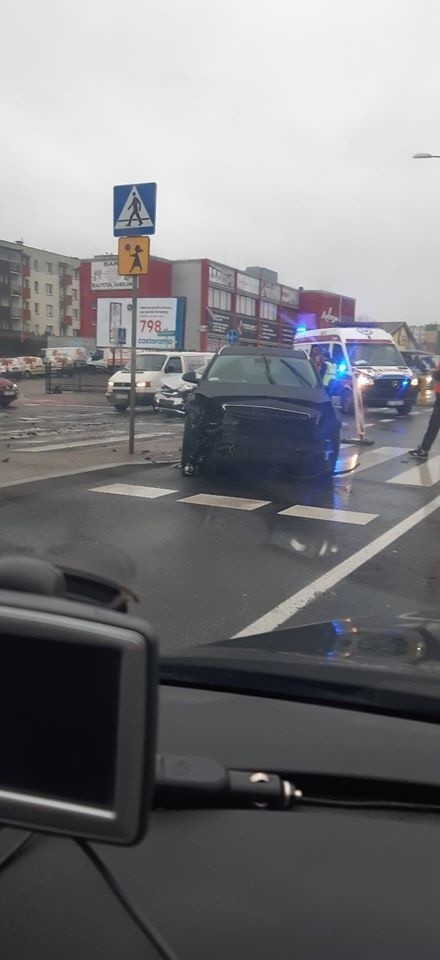 Białystok. Wypadek na skrzyżowaniu Jarzębinowej i Produkcyjnej. Jedna osoba ranna (zdjęcia)