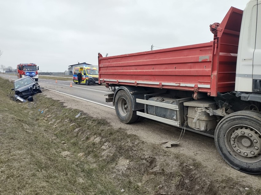 Groźny wypadek w Wierzbicy. Ciężarówka uderzyła w samochód osobowy. Jedna osoba w szpitalu. Zobacz zdjęcia