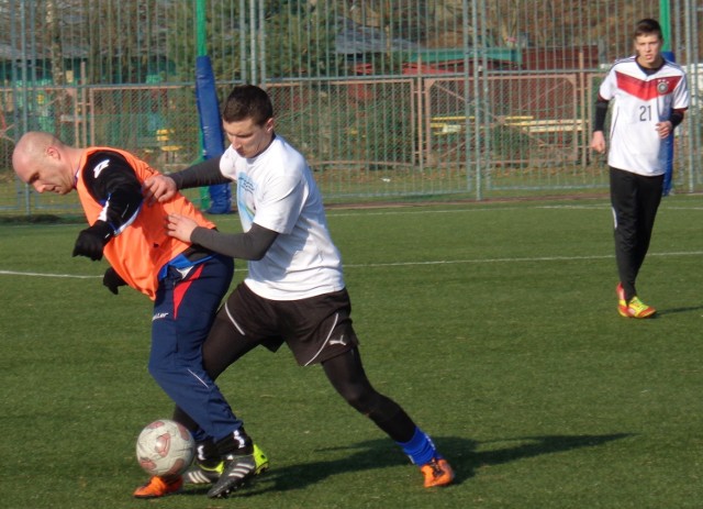 Juniorzy starsi Gwardii Koszalin pokonali Graf Bukówko (pomarańczowe kamizelki) 3:0.
