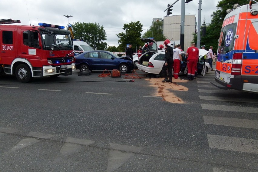 Groźny wypadek na Aleksandrowskiej. Kierowca uwięziony w aucie [ZDJĘCIA+FILM]