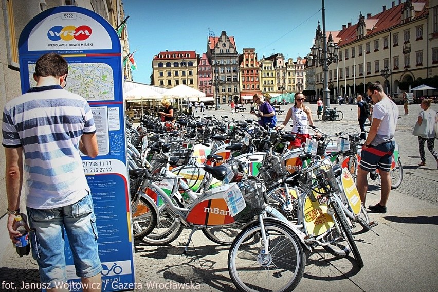 Wrocławski rynek zastawiony rowerami. O co chodzi? (ZDJĘCIA)