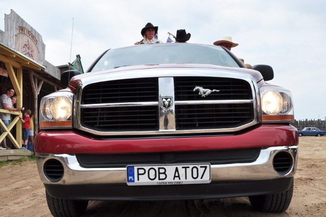 Takie i wiele innych aut mogliśmy podziwiać w Bożejewiczkach.