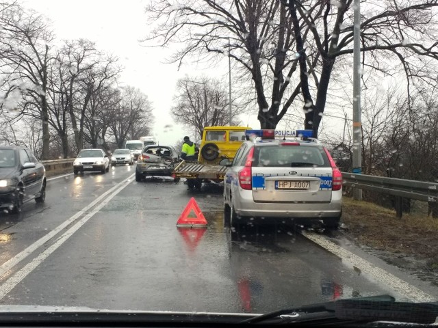 Kierujący iveco z lawetą nie zachował należytej odległości od poprzedzającego ja auta marki Alfa Romeo i najechał na jej tył.Zobacz też: Opolskie Info [16.03.2018]