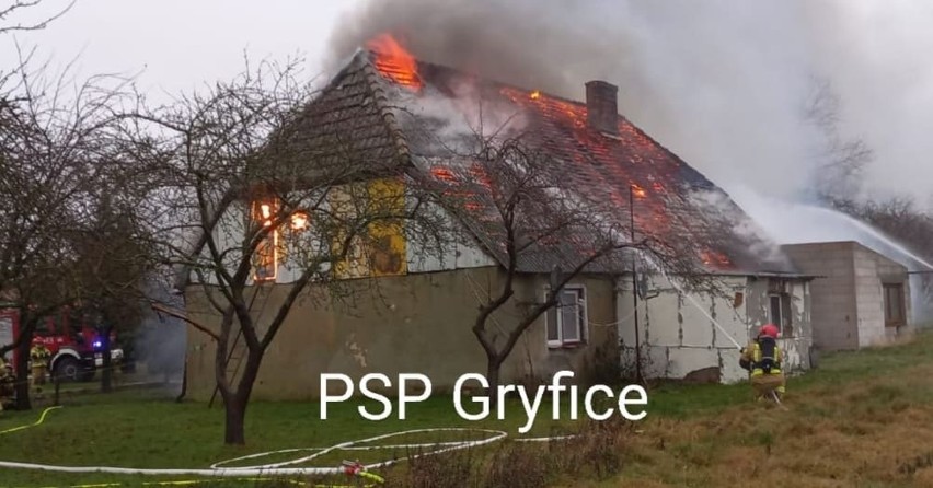 Pożar domu w powiecie gryfickim! Na miejscu pracuje 8...