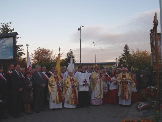 Krzyżyk ks. Popiełuszki znajduje się na dużym krzyżu przy wejściu do sanktuarium