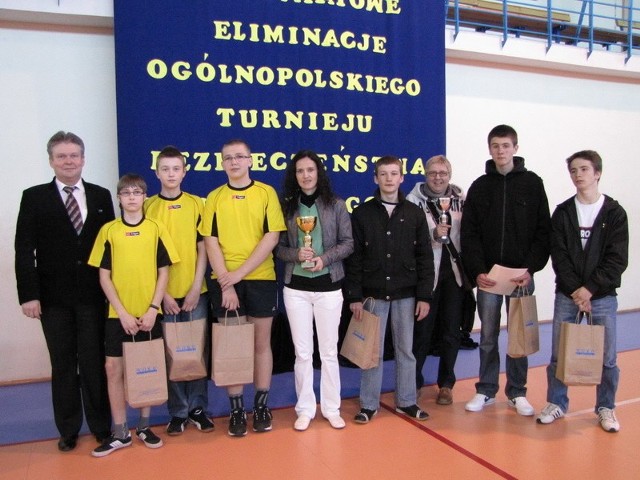Starosta Zbigniew Kamiński ze zwycięzcami konkursu powiatowego. W środku szkoła podstawowa z Nagoszewa, po lewej gimnazjaliści z Prostyni.
