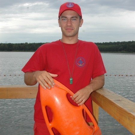 Mateusz Kościuk. Jest studentem, ma 22 lata. Od pięciu jest ratownikiem, a od czterech sezonów pracuje na plaży w Lginiu.