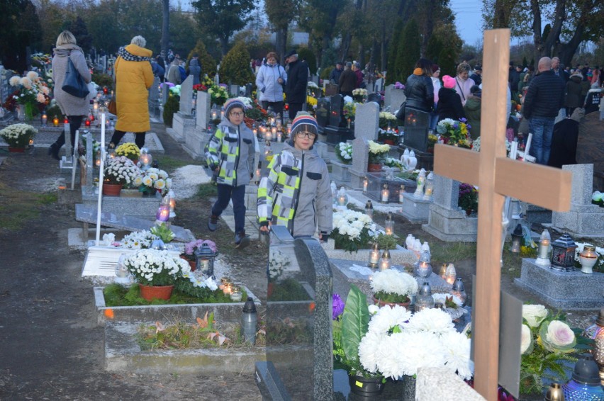 Mieszkańcy Opola-Groszowic tłumnie odwiedzali cmentarz