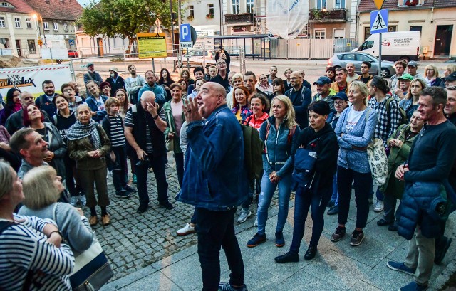 Nocne zwiedzanie Starego Fordonu, które w miniony weekend poprowadził Damian Rączka, zgromadziło ponad 200 osób