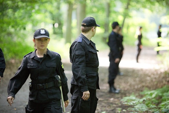 60 policjantów i słuchaczy Szkoły Policji w Słupsku przeczesuje teren Lasku Południowego w celu odnalezienia zaginionej pensjonariuszki Domu Pomocy Społecznej "Leśna Oaza" w Słupsku.