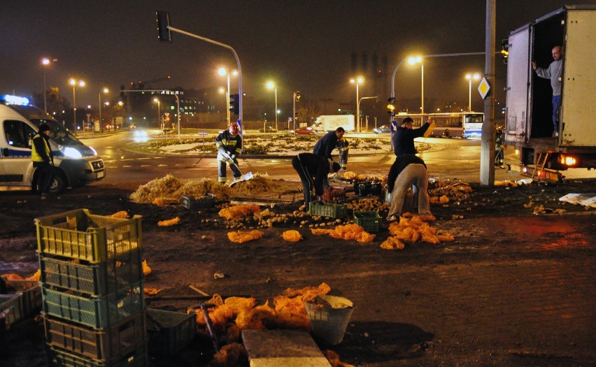 Tysiące ziemniaków na Rondzie Skrzetuskim - wypadek ciężarówki