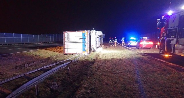 Pijany kierowca tira na autostradzie A1 stracił panowanie nad pojazdem i najechał na barierki.