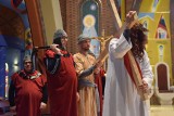 Inscenizacja Drogi Krzyżowej w kościele bł. Karoliny w Tychach w wykonaniu grupy Samson. ZDJĘCIA