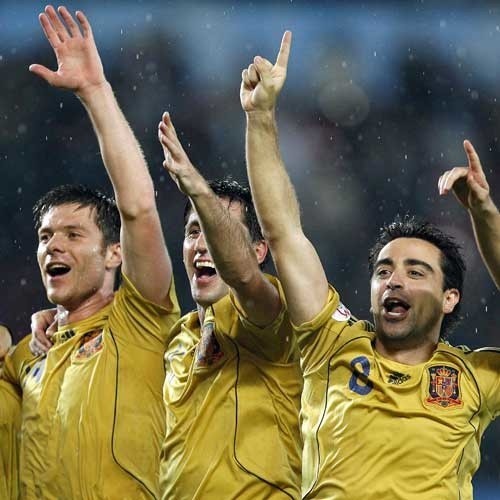 Gracze reprezentacji Hiszpanii, od lewej: Xabi Alonso, Joan Capdevila i Xavi Hernandez fetują pokonanie Rosji