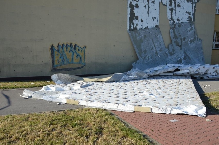 Wiatr oderwał fragment elewacji szkoły podstawowej w Ostrowcu