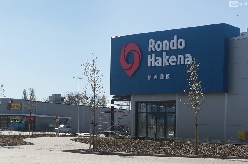 Rondo Hakena Park w Szczecinie. Trwają prace wykończeniowe przy nowym centrum handlowym