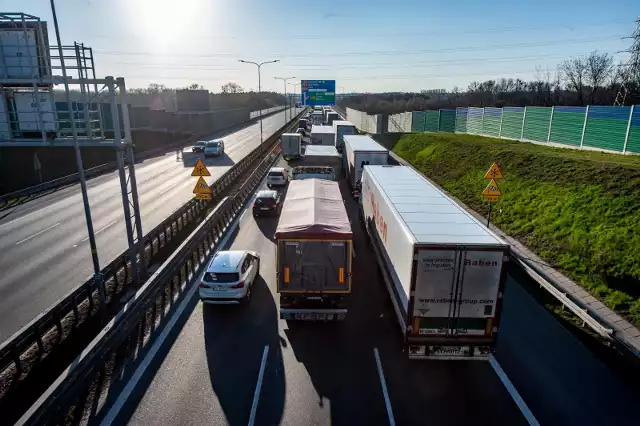 Zakaz ruchu dotyczyć będzie samochodów ciężarowych między węzłami Poznań Zachód-Poznań Krzesiny dla obu kierunków.