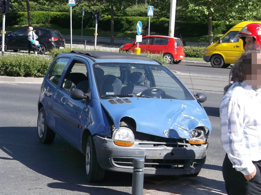 Wrocław: Wypadek pod Kredką i Ołówkiem. Taksówka zderzyła się z renaultem (ZDJĘCIA)