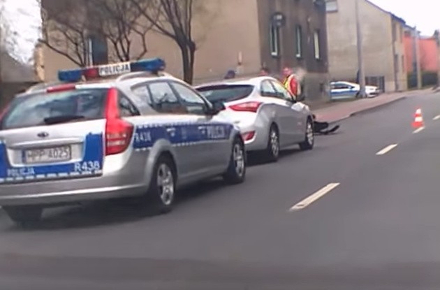 Śmiertelny wypadek w Lędzinach. Rowerzysta zderzył się z samochodem, bo wyprzedzał autobus