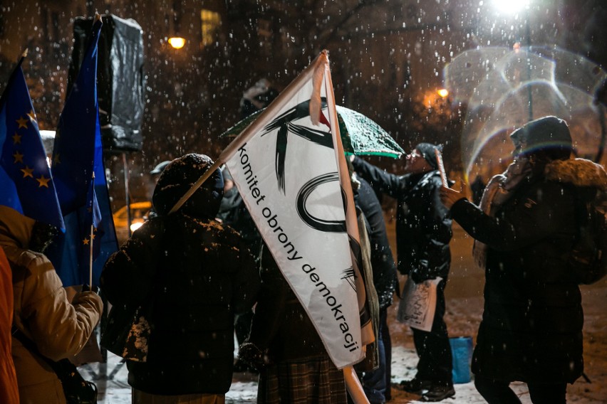 Demonstracja Komitetu Obrony Demokracji w Krakowie. Poparli usunięcie Ryszarda Czarneckiego z funkcji wiceszefa Parlamentu Europejskiego