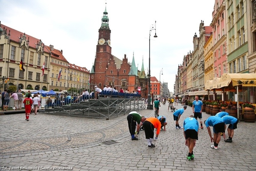 Bezdomni jak Messi, Neymar czy Robben. Mistrzostwa na wrocławskim Rynku (ZDJĘCIA)