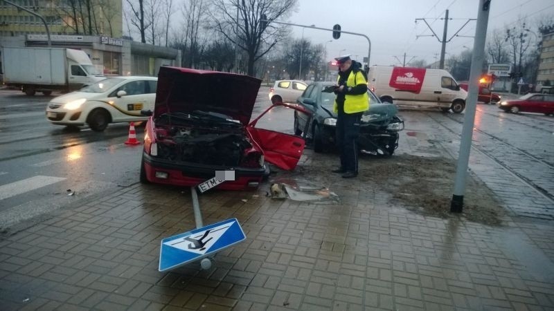 Wypadek na al. Piłsudskiego. Cztery osoby ranne na skrzyżowaniu [ZDJĘCIA]