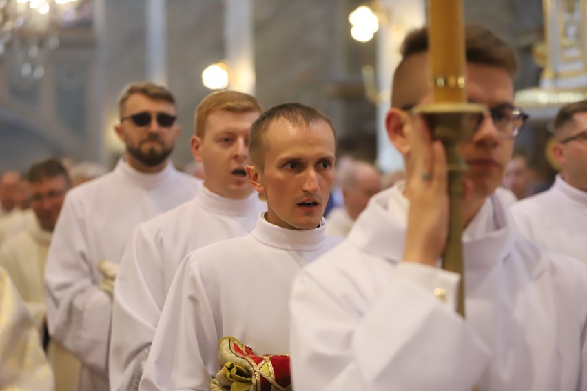 Diecezja kielecka ma sześciu nowych diakonów. W tym ważnym wydarzeniu uczestniczyli biskupi, wielu kapłanów, rodziny diakonów 
