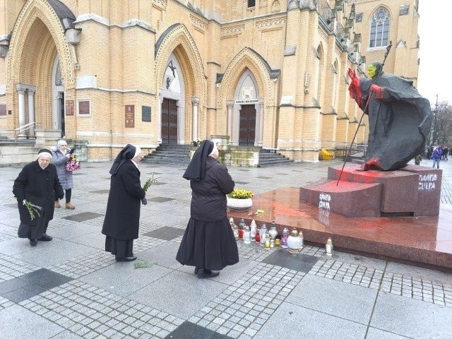 Pomnik Jana Pawła II zdewastowano w nocy z 1 na 2 kwietnia, sprawca został już zatrzymany. 12 kwietnia większość Rady Miejskiej Łodzi odmówiła poparcia projektu stanowiska przeciw aktom wandalizmu i szkalowaniu dobrego imienia papieża-Polaka.