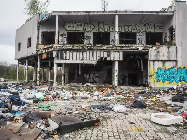Ruiny hotelu "JB" na ul. Ujastek Mogilski w Nowej Hucie w otoczeniu wysypiska śmieci