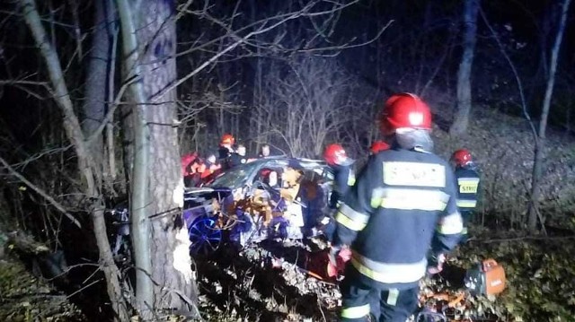 Do poważnego wypadku doszło w sobotę, 17 listopada, w Gorzowie. Kierujący bmw na prostym odcinku drogi wypadł na pobocze i roztrzaskał się o drzewa. Na miejsce przyjechały służby ratunkowe. – Strażacy wycinali kierowcę z samochodu – mówi nadkom. Marek Waraksa, naczelnik gorzowskiej drogówki. Ranny 35-latek ze złamaniami, został przewieziony karetką pogotowia ratunkowego do szpitala.– Jest ślisko, pamiętajmy o ostrożności. Warunki do jazdy pogarszają się – ostrzega nadkom. Waraksa.