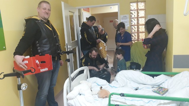 Motocykliści z grupy Adrenalina MC Poland z prezentami odwiedzili pacjentów Oddziału Dziecięcego radomskiego Szpitala Specjalistycznego.