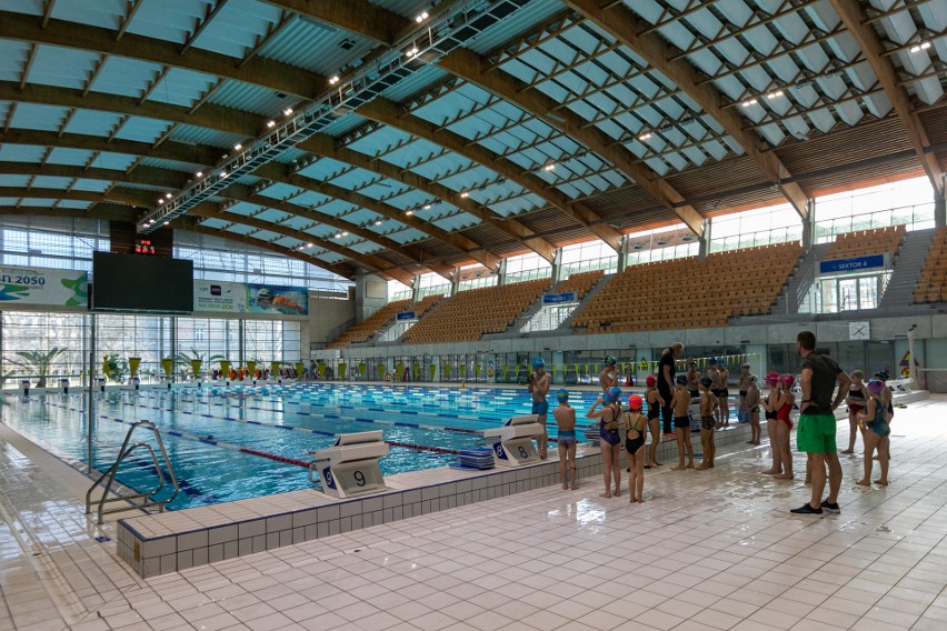 Pierwsze grupy pływaków trenowały dziś na basenie Floating Arena