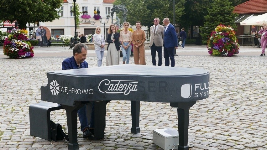 Jedyny taki instrument na świecie. Wyjątkowy fortepian stanął na rynku w Wejherowie. Pierwsze koncerty już na nami | ZDJĘCIA
