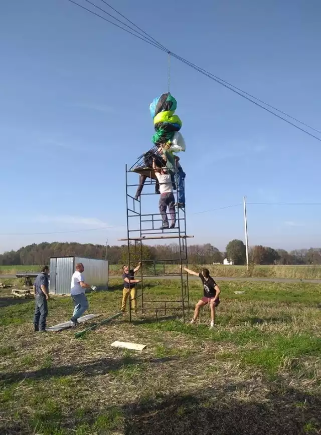 Paralotniarz uderzył w linię średniego napięcia