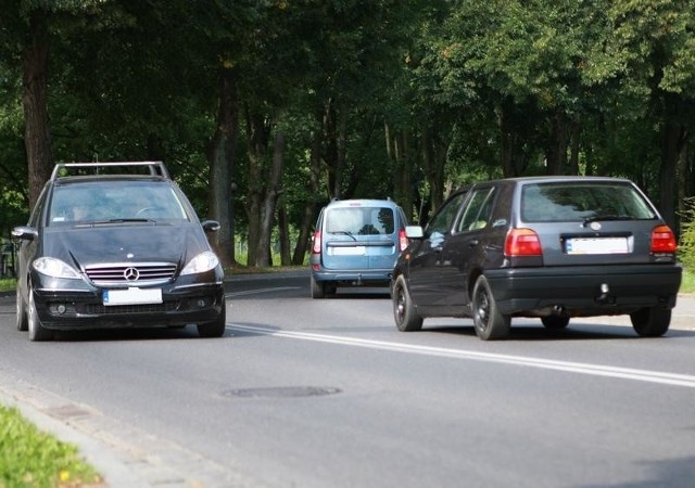 Niebezpieczny zakręt przy ulicy Nad Śluzami w Słupsku. 